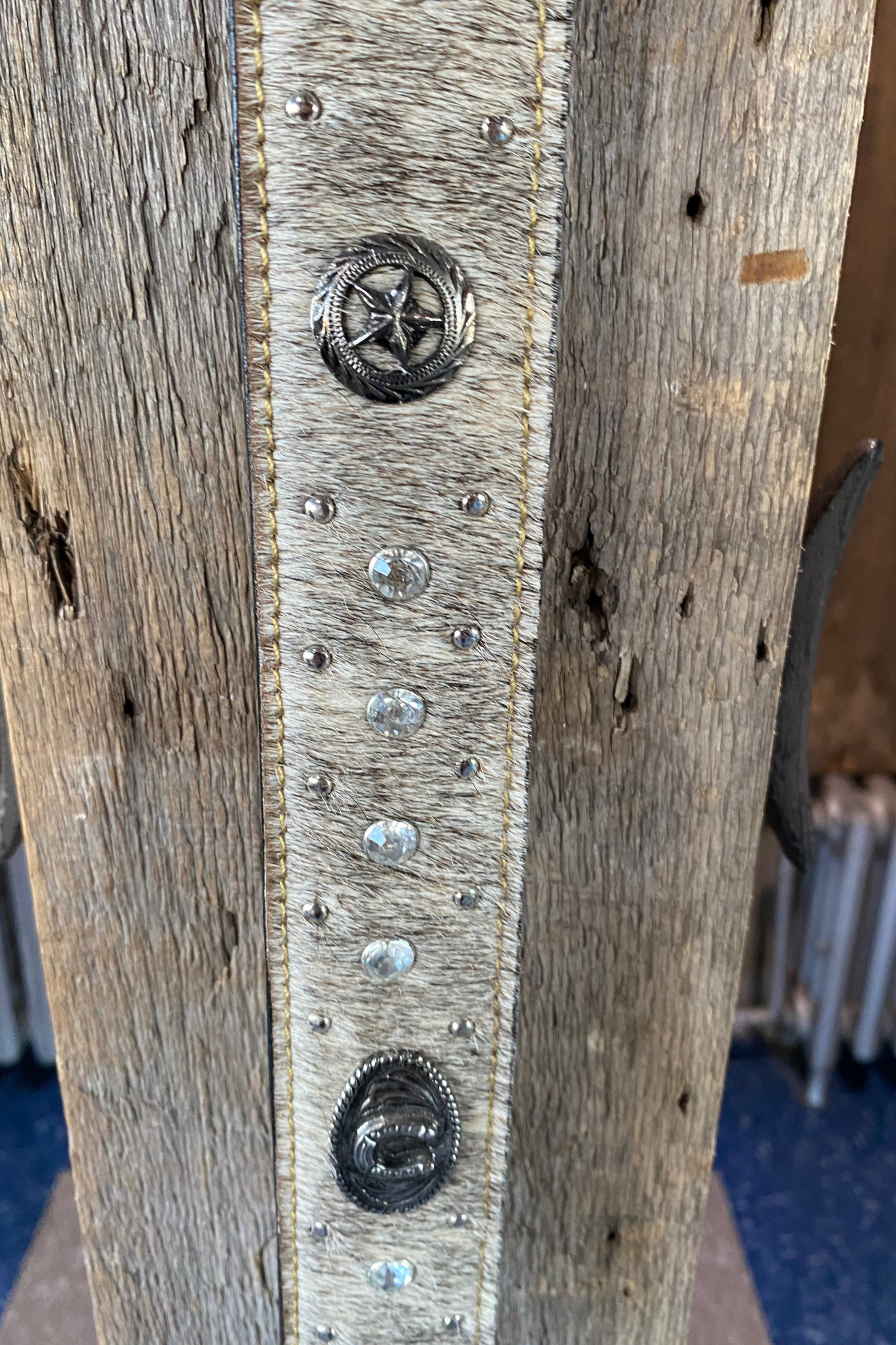 Ceinture en cuir et poil de vache avec diamant et fer à cheval